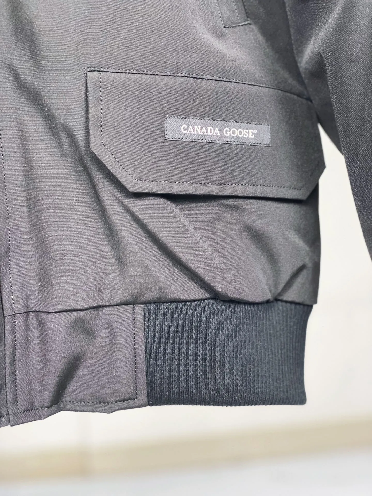 P780 Canada goose/Canada Goose Chilliwack 01 bomber jacket down jacket, authentic original clothing mold, all accessories are customized from the original factory. 💯The softness of the fabric is compared with the original product, and it can be restored by kneading at will (fabric misunderstanding: it is not a high-hardness fabric that is waterproof. Only those who buy the latest authentic version this year will notice the softness and comfort of the fabric) 💯The down is synchronized with the authentic white duck down, fluffy and not clumps, electronically controlled down filling machine. 💯Customized authentic YKK zipper pullers, high hardness and no jamming 💯The fur collar is custom-made from coyote skins in western Canada, the original version has the same origin 💯All workmanship and wiring are controlled by workers with more than ten years of service. They must be horizontal and vertical, and are not crooked. The inner wiring density is more sophisticated. Feel free to compare 💯Goose logo on sleeves, collar label, washed label, hangtag, zipper cord, pocket label, cuff thread, hem thread All details are updated simultaneously with the original product. The best version with the most complete colors. Sizes: XS-XXL (size chart attached below)